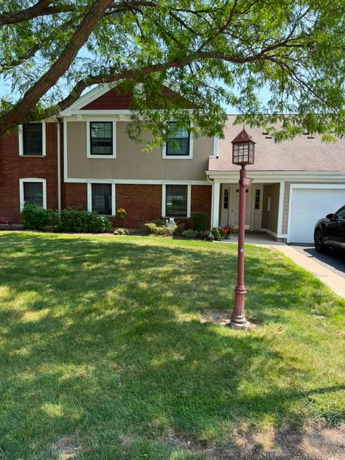 d2-327 Wildberry Ct, Schaumburg, IL, 60193-2175 | Card Image