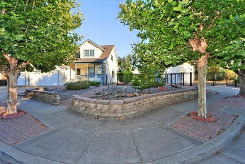 300 Creekside Way, Winters, CA, 95694-2119 | Card Image