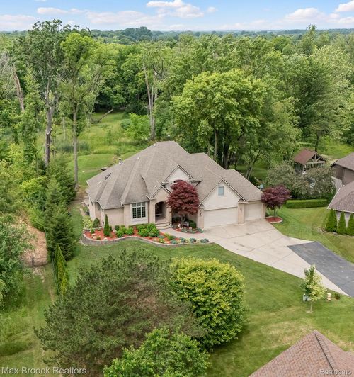 20403 Robinway Dr, Clinton Twp, MI, 48036-1833 | Card Image