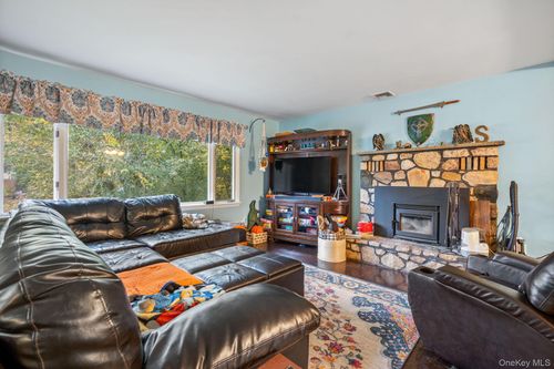 1 Apple Ln, Wallkill, NY, 12589-4401 | Card Image