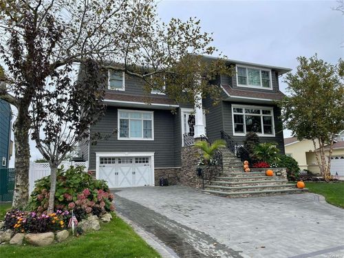 131 Island Pkwy, Island Park, NY, 11558 | Card Image