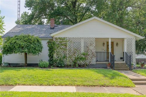 37 4th St Ne, Navarre, OH, 44662-1051 | Card Image