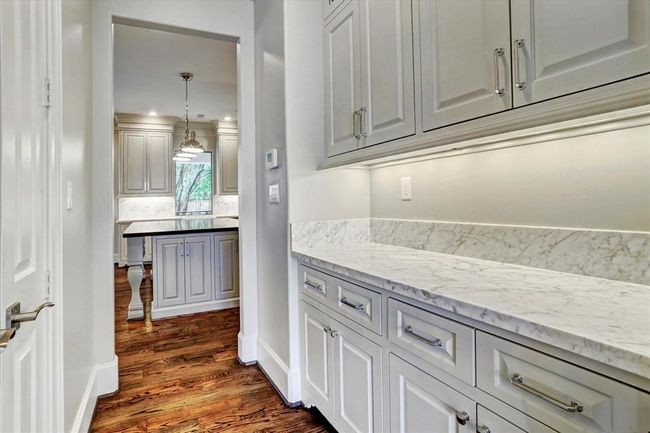 8304 Maple Ct, House other with 5 bedrooms, 5 bathrooms and 2 parking in Bellaire TX | Image 6