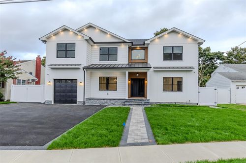9 Friends Ln, Westbury, NY, 11590-6534 | Card Image