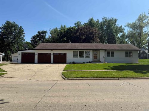 225 9th St Se, Sioux Center, IA, 51250 | Card Image