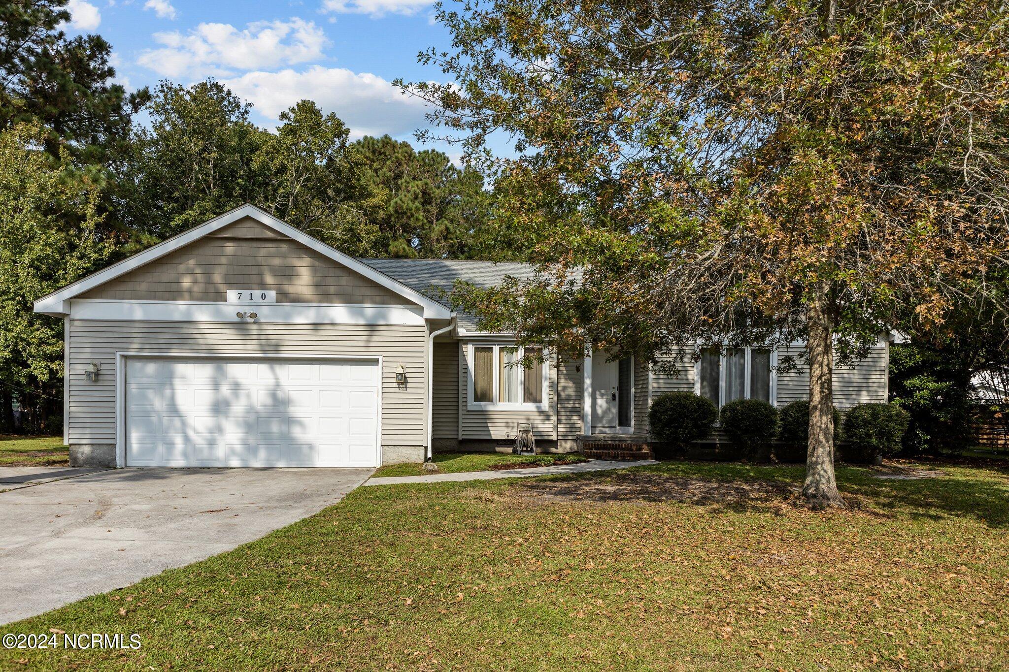 Oxford Dr, Morehead City, NC 28557