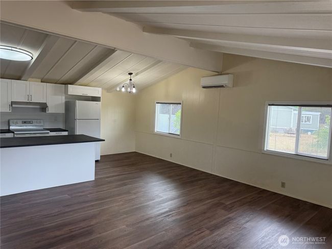 Large living room with vaulted ceiling | Image 22