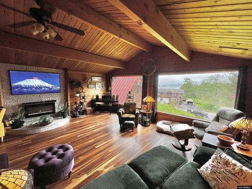 301 Wortman Loop, Sitka, AK, 99835-9617 | Card Image