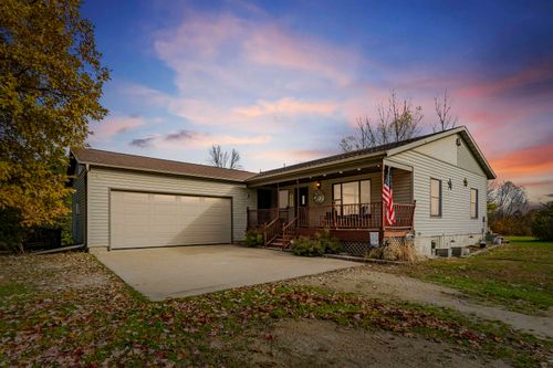 330 S Mill St, Wadena, IA, 52169-9714 | Card Image