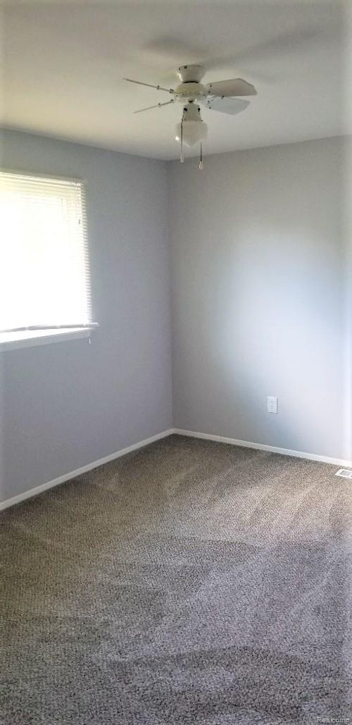 27701 Lorenz St, Madison Heights, MI, 48071-3480 | Card Image