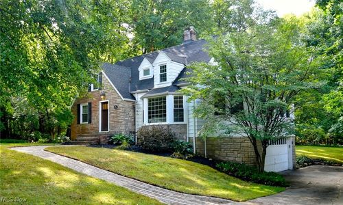 8401 Summit Dr, Chagrin Falls, OH, 44023-4652 | Card Image
