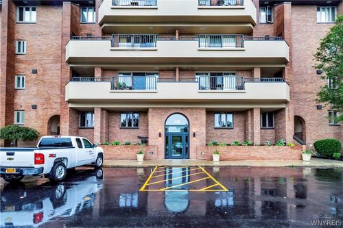 40 Waterfront Cir, Buffalo, NY, 14202-4315 | Card Image