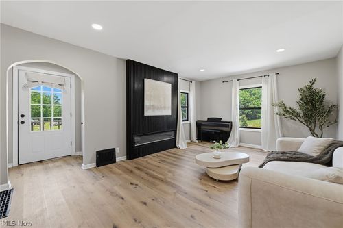 951 Bey Road, Akron, OH, 44312 | Card Image