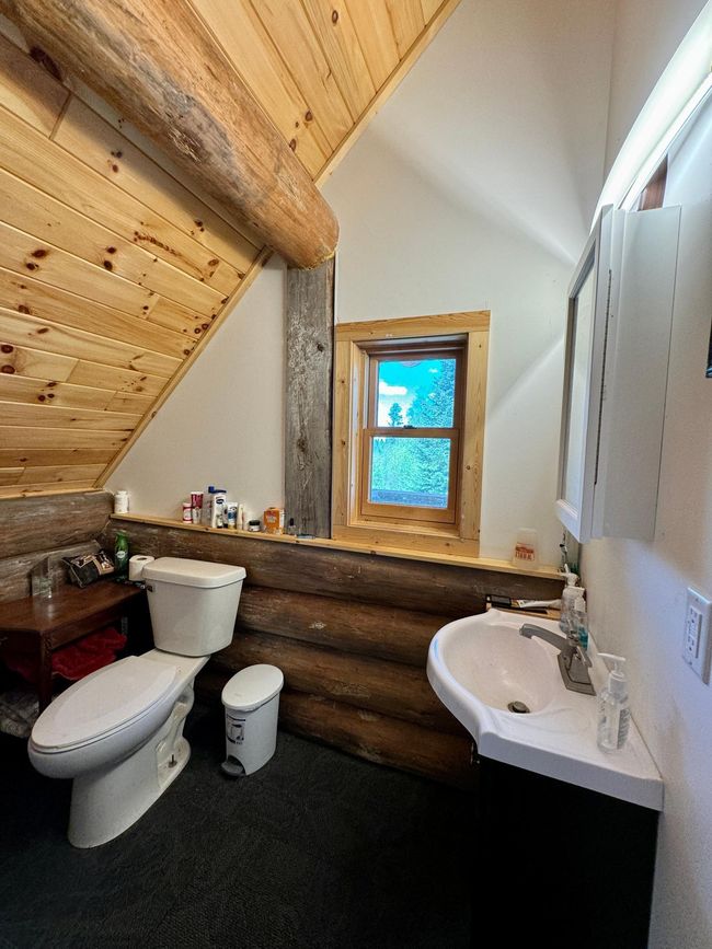 Upper Level Bathroom | Image 48