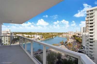 1109 - 2401 Collins Ave, Condo with 2 bedrooms, 2 bathrooms and null parking in Miami Beach FL | Image 3