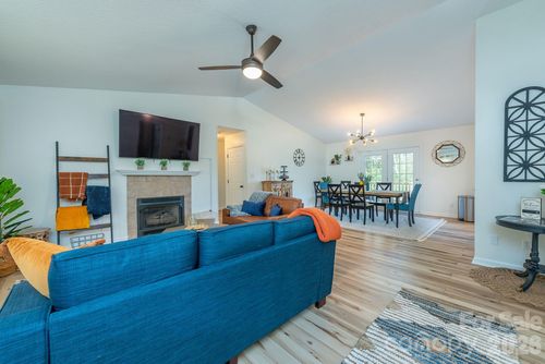 18 Garrison Rd, Weaverville, NC, 28787-9215 | Card Image