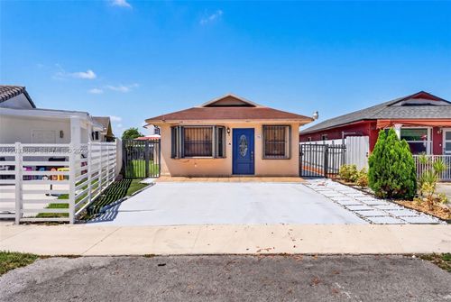 983 W 42nd Pl, Hialeah, FL, 33012-7261 | Card Image
