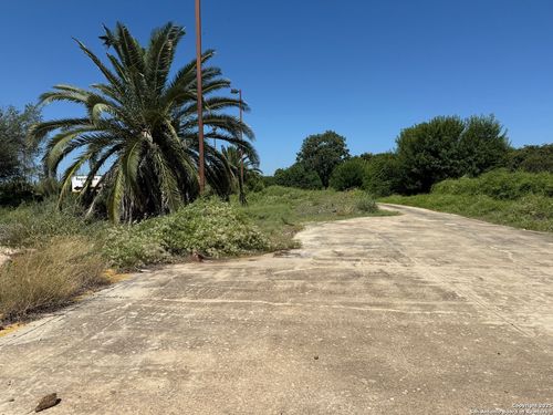 17360 S Interstate Highway 35, Dilley, TX, 78017-4672 | Card Image