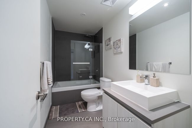 1012 - 111 Bathurst St, Condo with 2 bedrooms, 2 bathrooms and null parking in Toronto ON | Image 19
