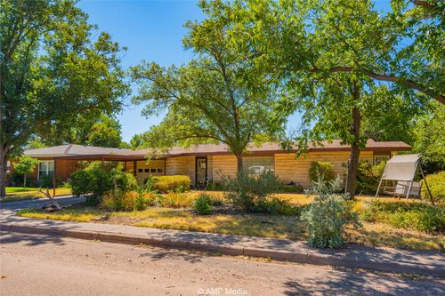 704 E Burnside St, Rotan, TX, 79546-3906 | Card Image