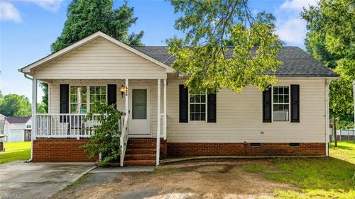 624 Paramount St, High Point, NC, 27260-6064 | Card Image