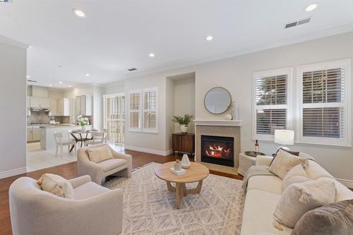 725 Central Ave, Livermore, CA, 94551-7469 | Card Image