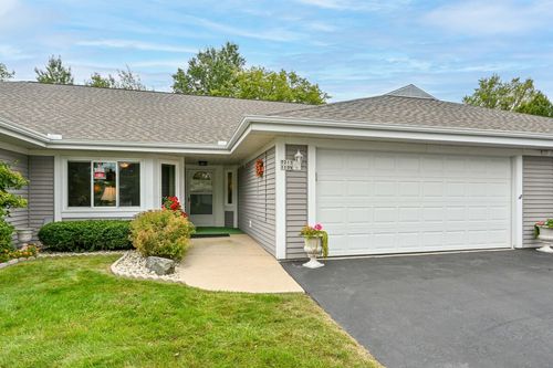 7213 W Mequon Square Dr, Mequon, WI, 53092-8526 | Card Image