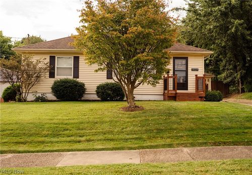 1424 Maple St, Barberton, OH, 44203-7616 | Card Image
