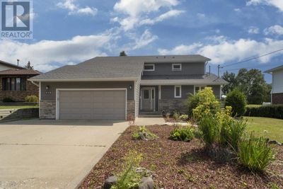 215 Skyline Ave, Home with 4 bedrooms, 4 bathrooms and null parking in Thunder Bay ON | Image 1