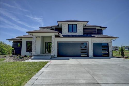 573 Southshore Dr, Lake Winnebago, MO, 64034-7815 | Card Image