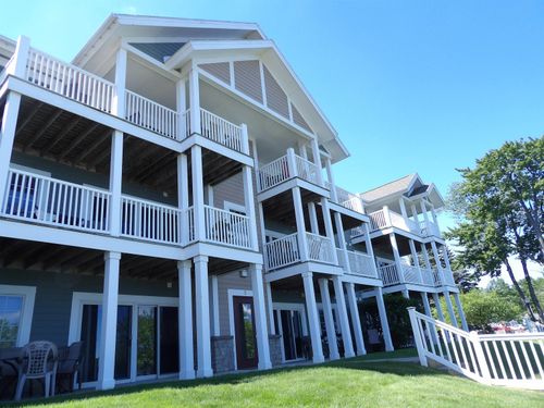 1246 Sunnyside Dr, Cadillac, MI, 49601-8725 | Card Image