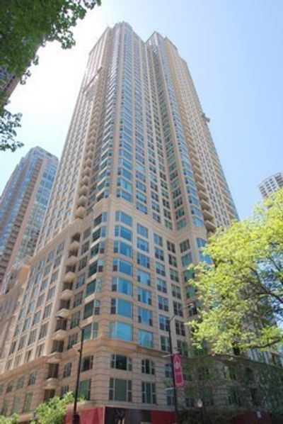 1902 - 25 E Superior Street, Condo with 2 bedrooms, 2 bathrooms and 1 parking in Chicago IL | Image 1