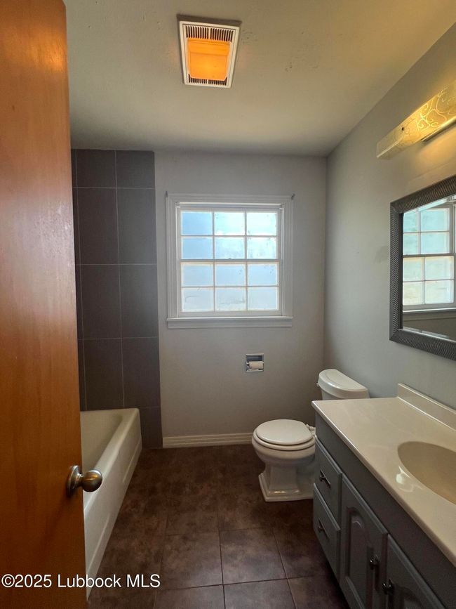 Hall Bathroom | Image 13