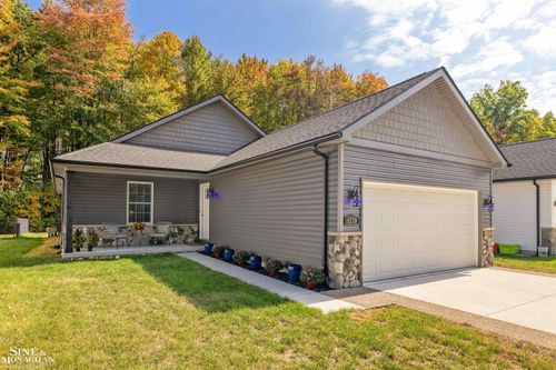 9279 Oakdale St, Clay, MI, 48001-4452 | Card Image