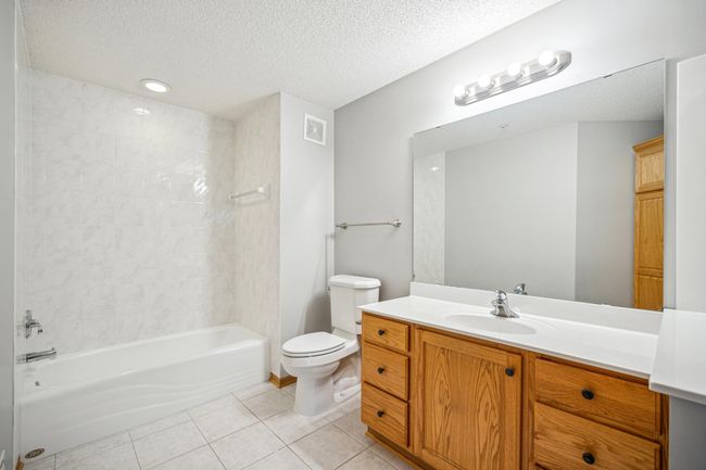 Separate tub and shower | Image 12
