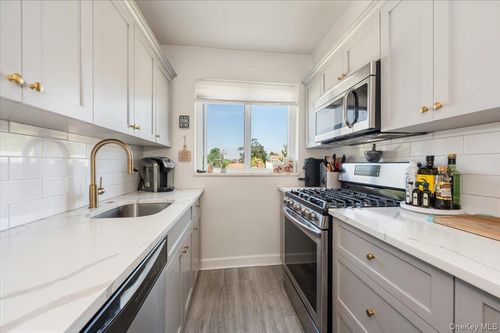 apt-330-200 Atlantic Ave, Lynbrook, NY, 11563-3511 | Card Image