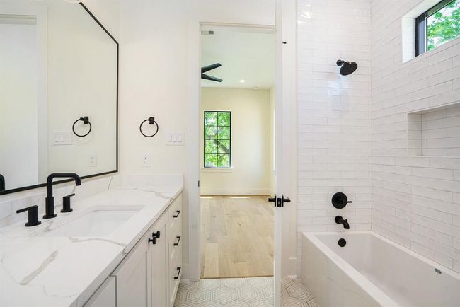 Shower niche, beautiful natural light from the transom | Image 28