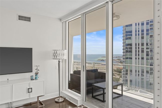 Sliding doors from 3 locations onto the wrap around balcony | Image 12