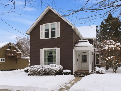 617 N 7th St, Manitowoc, WI, 54220-3916 | Card Image