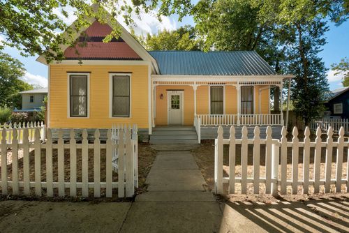 304 Olive St, Smithville, TX, 78957-1437 | Card Image