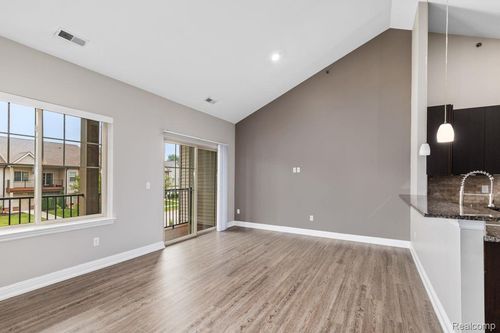 45714 Utica Park Blvd, Utica, MI, 48315-5950 | Card Image