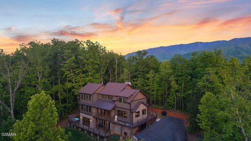 564 Thissa Way, Gatlinburg, TN, 37738-6442 | Card Image