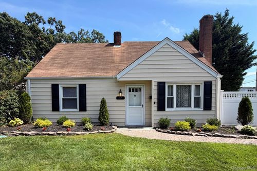 37 Riverside Avenue, Oyster Bay, NY, 11758 | Card Image