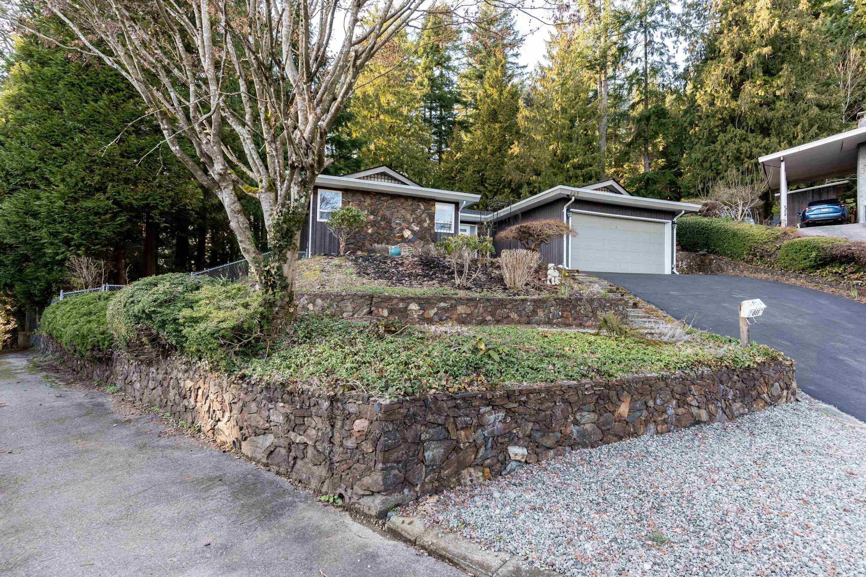 665 Foresthill Place, House other with 5 bedrooms, 3 bathrooms and 6 parking in Port Moody BC | Image 2