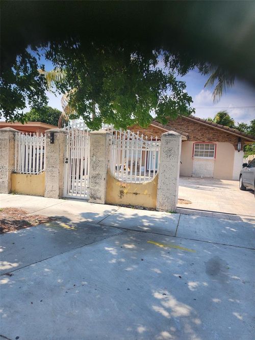 827 E 27th St, Hialeah, FL, 33013-3412 | Card Image