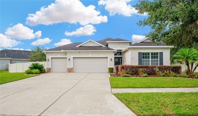 3 Car Garage & 6 vehicle driveway | Image 1