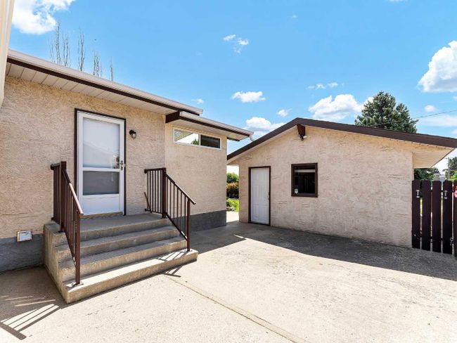 1047 17 Street Ne, Home with 3 bedrooms, 2 bathrooms and 4 parking in Medicine Hat AB | Image 3