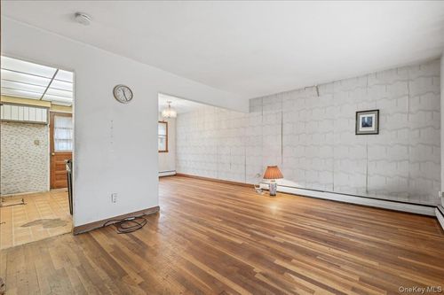 158 Burns Avenue, Oyster Bay, NY, 11801 | Card Image