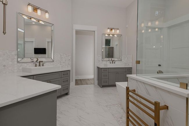 Ensuite Primary Bathroom | Image 24