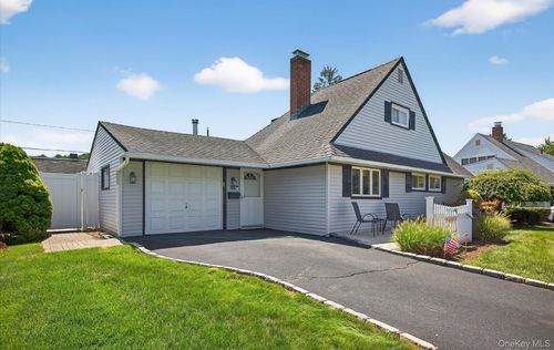 22 Twin Ln N, Wantagh, NY, 11793-1910 | Card Image
